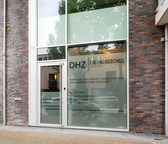 De praktijk en entree van De Huidzorgkliniek aan de Emmy Andriessestraat in Amsterdam