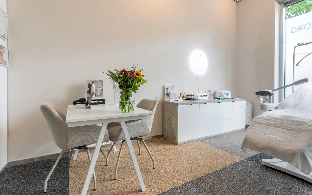 De lichte en professionele behandelkamer van De Huidzorgkliniek in Amsterdam