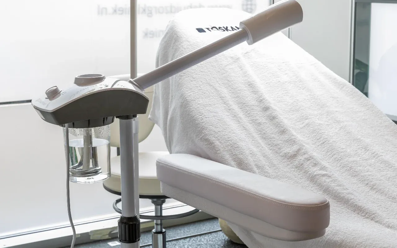 Behandelstoel en vaporizer behandelunit bij De Huidzorgkliniek